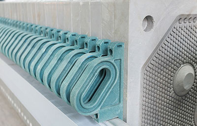 提高污泥廂式壓濾機(jī)高效及使用壽命的方法