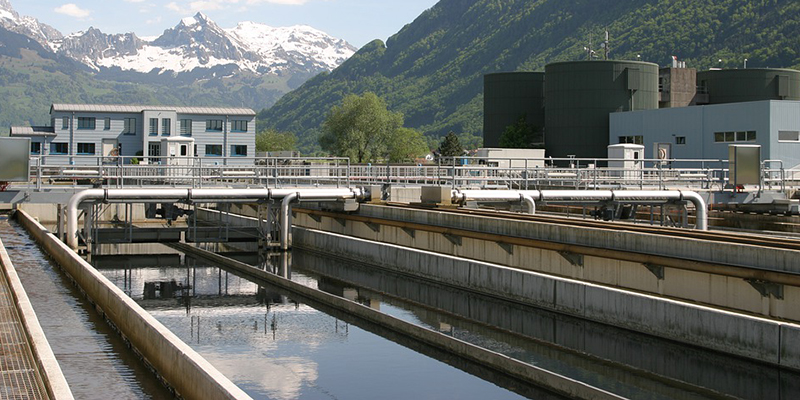 污水處理,因不同原因形成的廢水、污水處理難度等等原因,所需要的污水處理技術也不盡相同。 污水處理技術選擇不得不知的條件 1.廢水水質 生活污水水質通常比較穩定,一般的處理方法包括酸化、好氧生物處理、消毒等。而工業廢水應根據具體的水質情況進行工藝流程的合理選擇。特別需要指出的是,對于采用好氧生物處理工藝處理廢水來說,要注意廢水的可生化性,通常要求COD/BOD50.3,如不能滿足要求,可考慮進行厭氧生物水解酸化,以提高廢水的可生化性,或是考慮采用非生物處理的物理或化學方法等。 2.污水處理程度 這是污水處理工藝流程選擇的主要依據。污水處理程度原則上取決于污水的水質特征、處理后水的去向和污水所流入水體的自凈能力。但是目前,污水處理程度的確定主要依從國家的有關法律制度及技術政策的要求。通常環境管理部門是根據《污水綜合排放標準》及相關的行業排放標準來控制污水的排放濃度,一些經濟發展水平較高的地區還規定了更為嚴格的地方排放標準。因此,無論是何種需要處理的污水,也無論是采取何種處理工藝及處理程度,都應以處理系統的出水能夠達標為依據和前提。按照法律、法規、政策的要求預防和治理水體環境污染。 污水處理技術選擇不得不知的條件 3.建設及運行費用 考慮建設與運行費用時,應以處理水達到水質標準為前提條件。在此前提下,工程建設及運行費用低的工藝流程應得到重視。此外,減少占地面積也是降低建設費用的重要措施。 4.工程施工難易程度 工程施工的難易程度也是選擇工藝流程的影響因素之一。如地下水位高,地質條件差的地方,就不適宜選用深度大、施工難度高的處理構筑物。 5.當地的自然和社會條件 當地的地形、氣候等自然條件也對廢水處理流程的選擇具有一定影響。如當地氣候寒冷,則應采用在采取適當的技術措施后,在低溫季節也能夠正常運行,并保證取得達標水質的工藝。當地的社會條件如原材料、水資源與電力供應等也是流程選擇應當考慮的因素之一。 污水處理技術選擇不得不知的條件 6.污水的水量 除水質外,污水的水量也是影響因素之一。對于水量、水質變化大的污水,應首先考慮采用抗沖擊負荷能力強的工藝,或考慮設立調節池等緩沖設備以盡量減少不利影響。 7.處理過程是否產生新的矛盾 污水處理過程中應注意是否會造成二次污染問題。例如制藥廠廢水中含有大量有機物質(如苯、甲苯、溴素等),在曝氣過程中會有有機廢氣排放,對周圍大氣環境造成影響;化肥廠造氣廢水在采用沉淀、冷卻處理后循環利用,在冷卻塔尾氣中會含有氰化物,對大氣造成污染;農藥廠樂果廢水處理中,以堿化法降解樂果,如采用石灰做堿化劑,產生的污泥會造成二次污染;印染或染料廠廢水處理時,污泥的處置為重點考慮的問題。總之,污水處理流程的選擇應綜合考慮各項因素,進行多種方案的技術經濟比較才能得出結論。